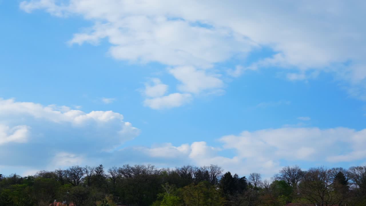 하늘을 지나가는 구름의 시간 경과