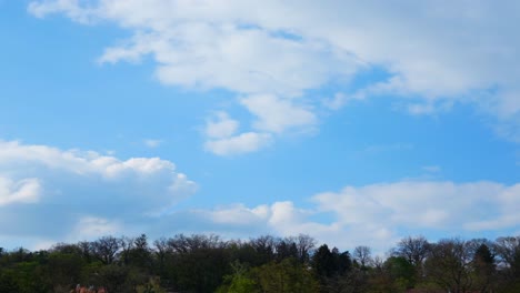 Ein-Zeitraffer-Von-Wolken,-Die-Am-Himmel-Vorbeiziehen