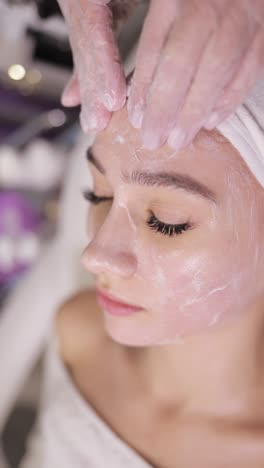 mujer recibiendo un tratamiento facial
