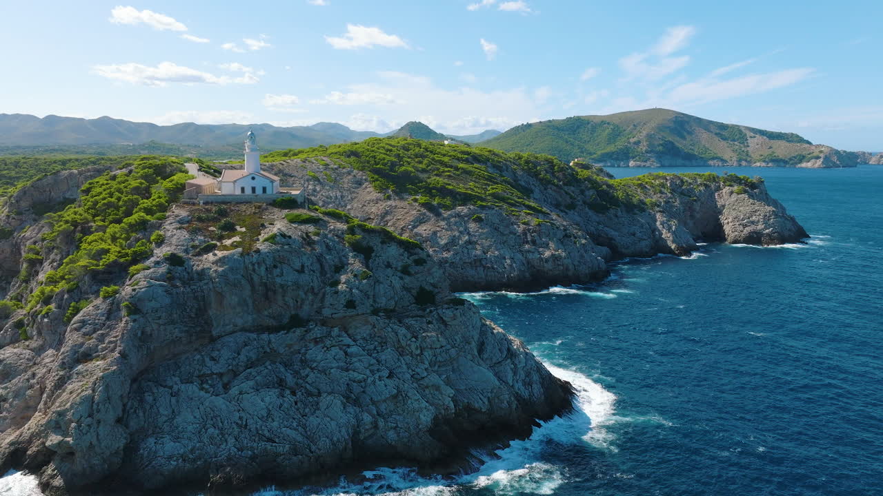 해안 절벽 에 있는 등대