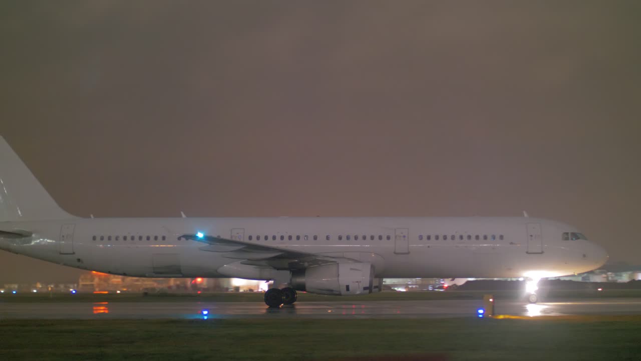 Aereo di linea su una pista bagnata