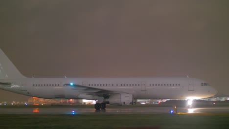 Avión-De-Pasajeros-En-Una-Pista-Mojada