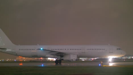 avión de pasajeros en una pista de aterrizaje húmeda