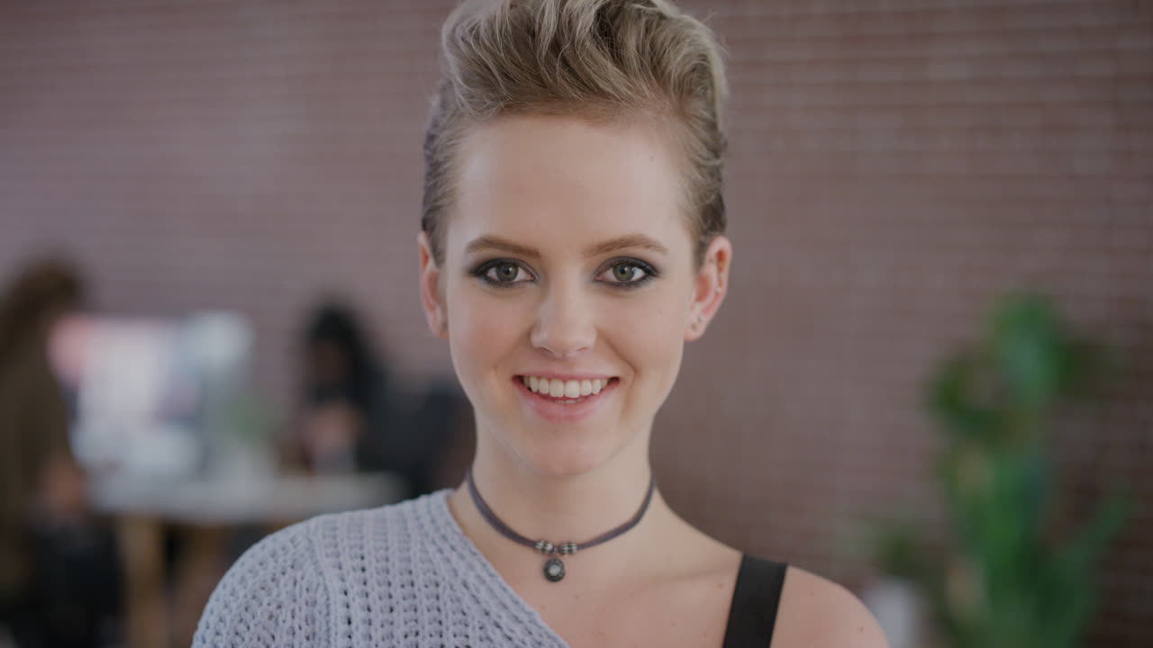 ritratto carina giovane ragazza universitaria sorridente godendo di uno stile di vita felice bella donna che indossa moda elegante sfondo internet cafe