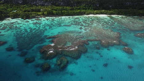 vista de seguimiento aéreo de la costa de la isla maré, arrecife de coral en las islas de lealtad