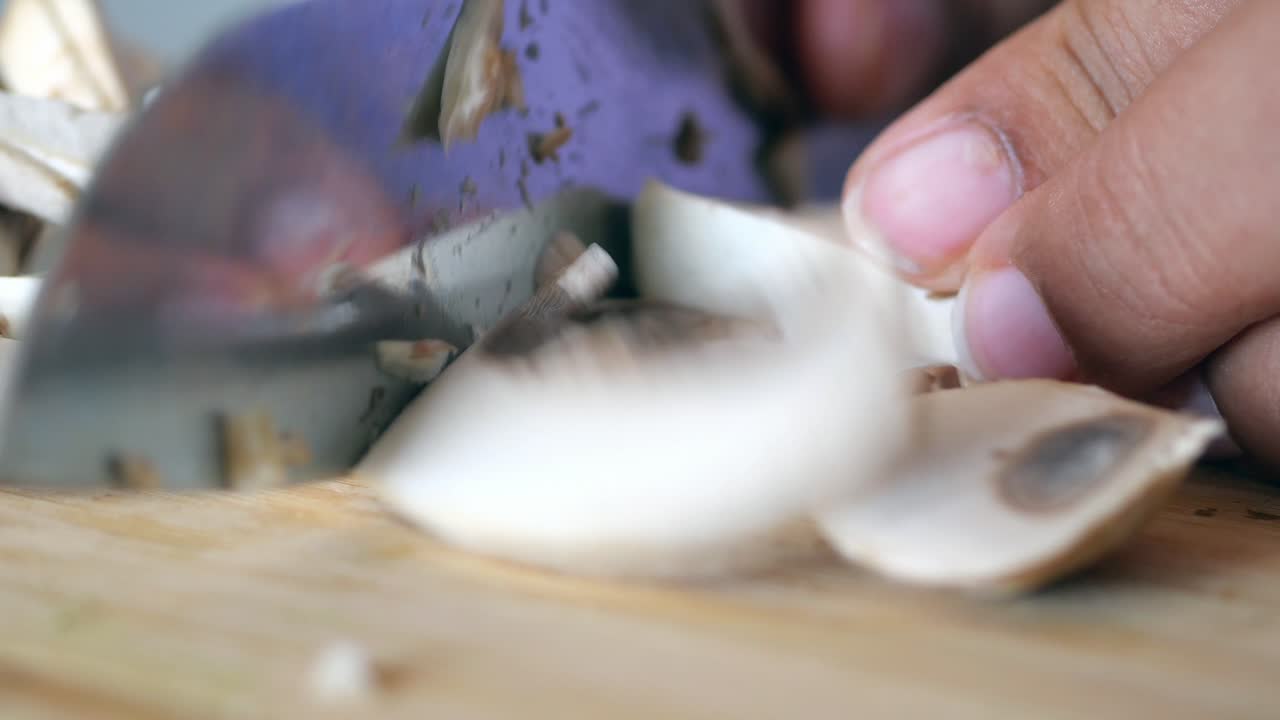 버섯을 잘라내는 것