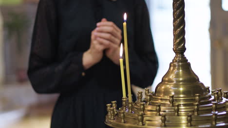 Frau-Im-Schwarzen-Kleid-In-Der-Kirche