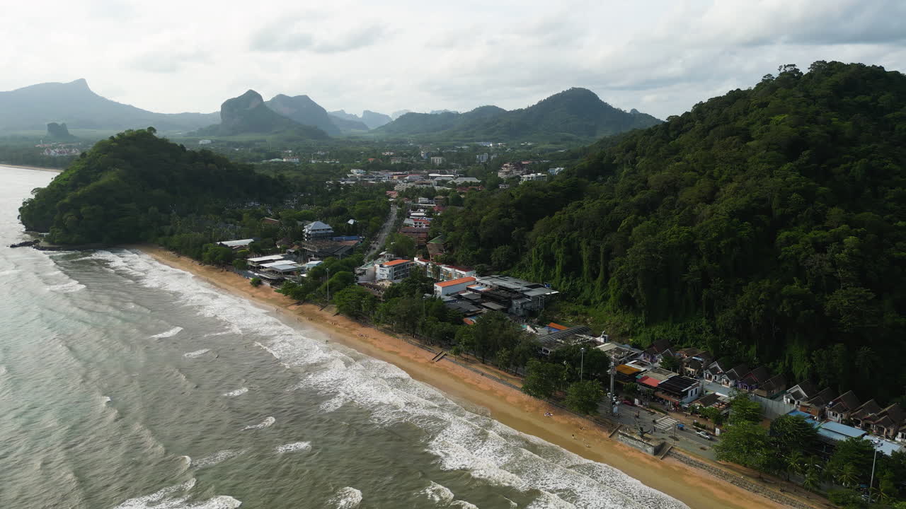 paisaje de montañas cerca de la playa de khao lak en tailandia, vista aérea
