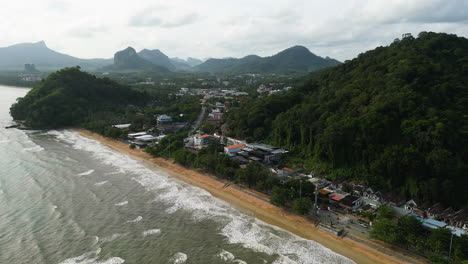 Paisaje-De-Montañas-Cerca-De-La-Playa-De-Khao-Lak-En-Tailandia,-Vista-Aérea