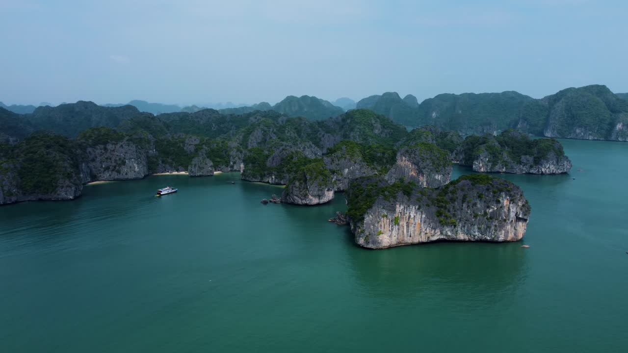 vuelo de drones a lo largo de las islas de piedra caliza y la pintoresca bahía de ha long