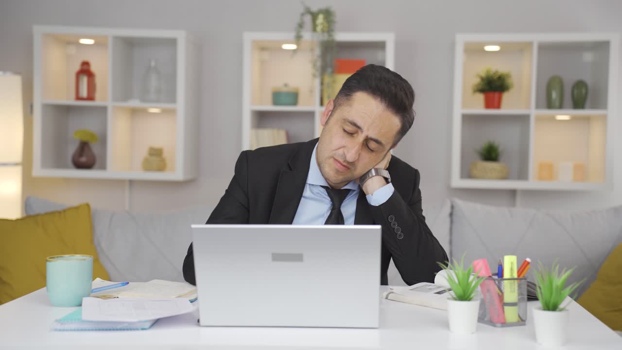 홈 오피스 근로자 남자는 목이 아파요.