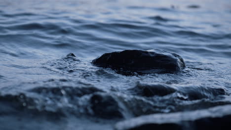 Corriente-Rápida-Que-Fluye-Piedras-Oscuras-Primer-Plano-De-La-Noche.-Rocas-De-Lavado-De-Agua-Fría-Del-Lago