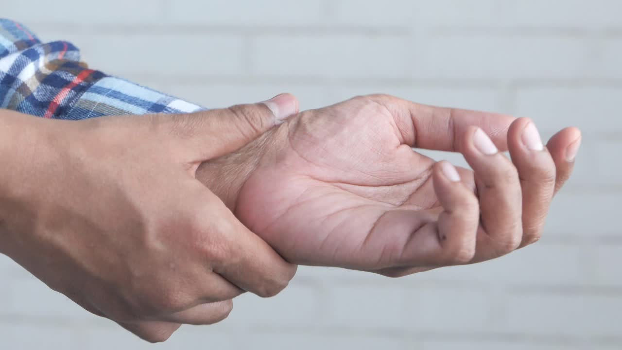 hombre que sufre de dolor en la muñeca