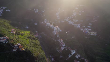 vista aérea de la remota aldea costera de taganana bañada por la luz del sol escénica