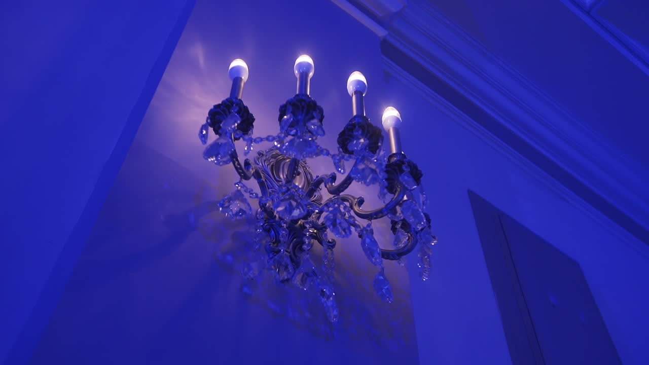 화려한 연회장의 화려한 샹들리에