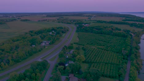 hermoso vuelo aéreo de drones sobre las orillas del lago seneca nueva york al atardecer y la carretera del país