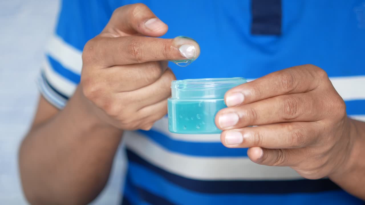 手洗いジェルを塗る