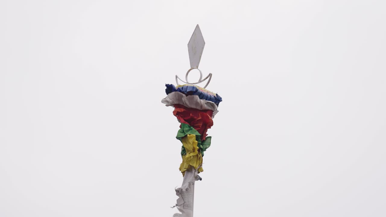 "강한 바람에 휘어지는 다채로운 불교 기도 발" 4k