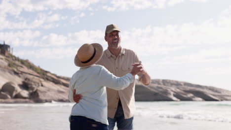 Liebe,-Lächeln-Und-älteres-Paar-Am-Strand