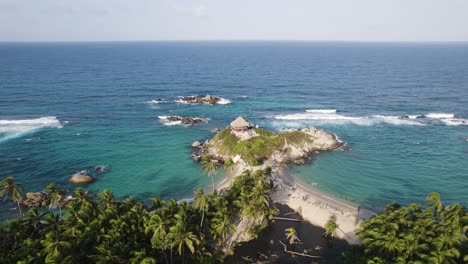 Exotisches-Paradies-In-Kolumbien,-Von-Oben-Die-Küste-Des-Nationalparks-Tayrona,-Parallaxe