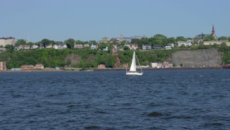 Ein-Segelboot,-Das-Den-St.-Hinuntersegelt