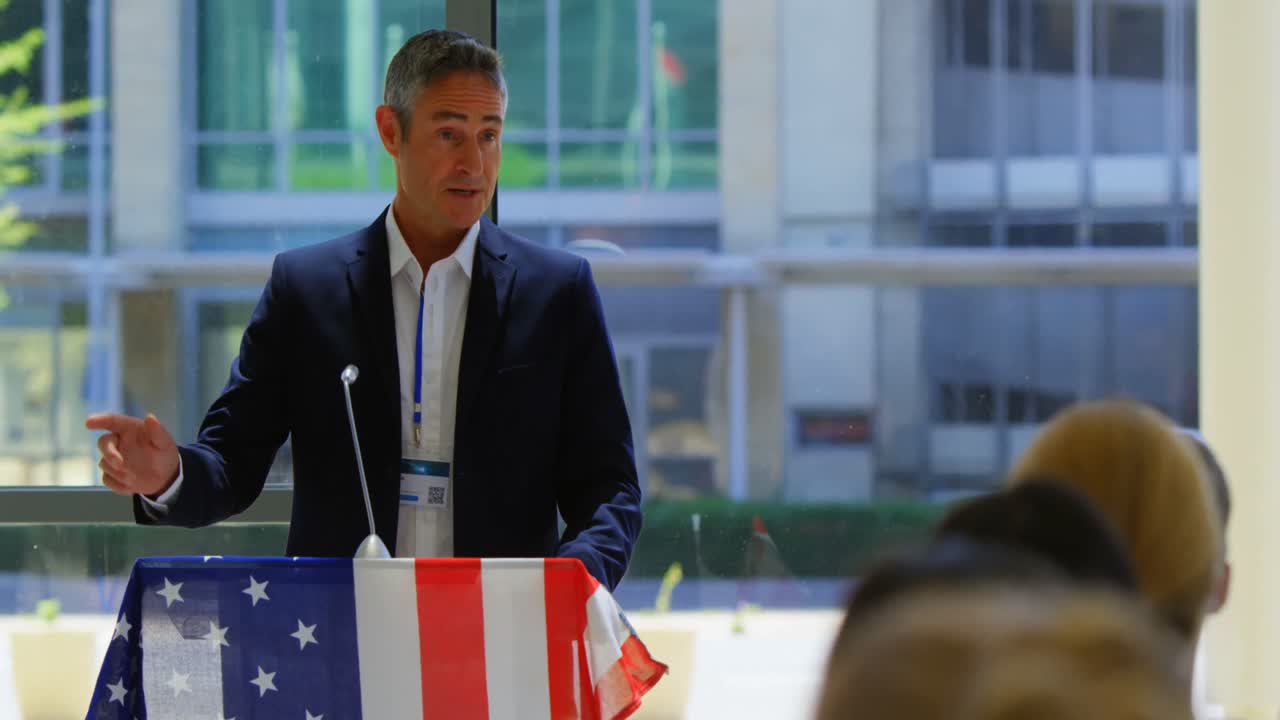 백인 남성 스피커가 비즈니스 세미나에서 연설합니다 4k