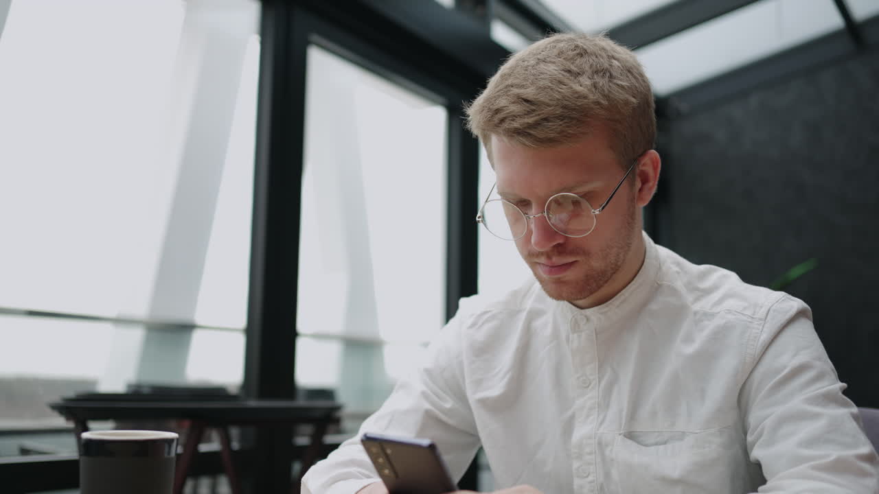 зависимость от социальных сетей и конец света современных людей красивый мужчина смотрит новостную ленту в мобильном телефоне и ищет информацию