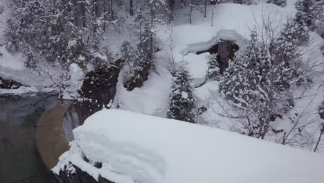 País-De-Las-Maravillas-De-Invierno-Con-Un-Arroyo