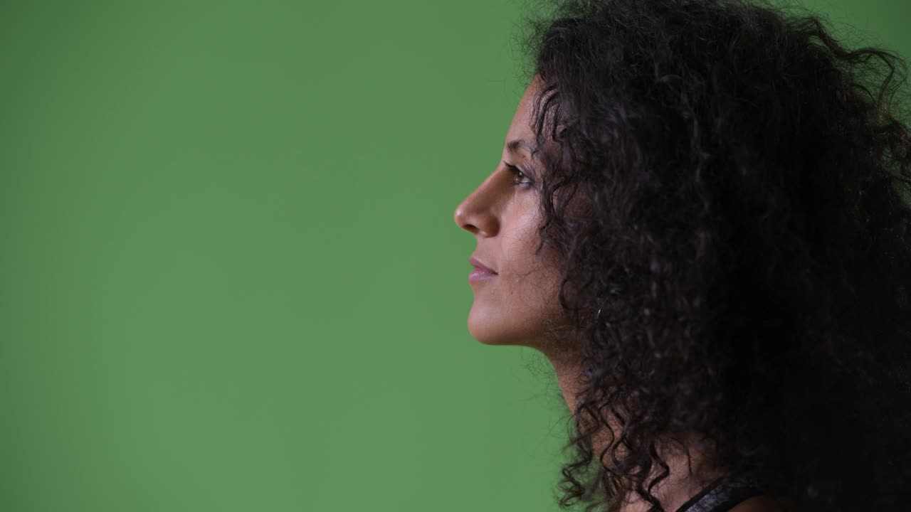Vista di profilo di giovane e bella donna ispanica pronta per la palestra
