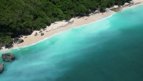 Agua-Blanca-Y-Azul-Lechosa-En-La-Costa-De-Bali-En-Los-Calurosos-Días-De-Verano,-Aérea