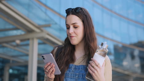 Frau,-Telefon-Und-SMS-Beim-Spaziergang-In-Der-Stadt