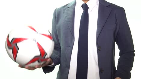 hombre de negocios lanzar fútbol o fútbol sobre fondo blanco vista delantera