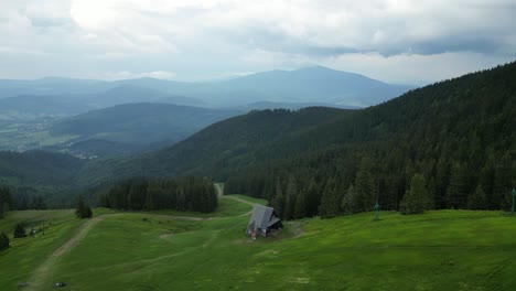 Berge-An-Einem-Bewölkten-Tag-Mit-Berggipfeln,-Wald,-üppigem-Grün-Und-Bäumen---Drohne-4k