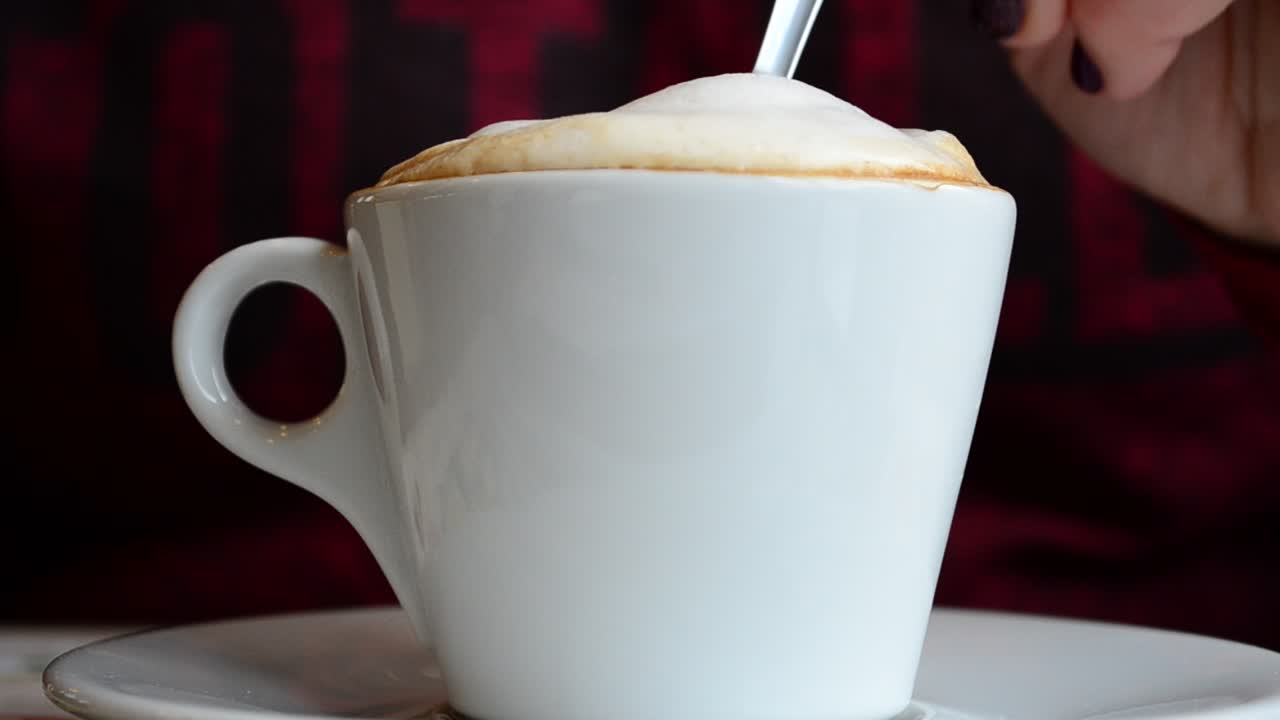 Tazza di caffè al bar. Cucchiaino e caffè.