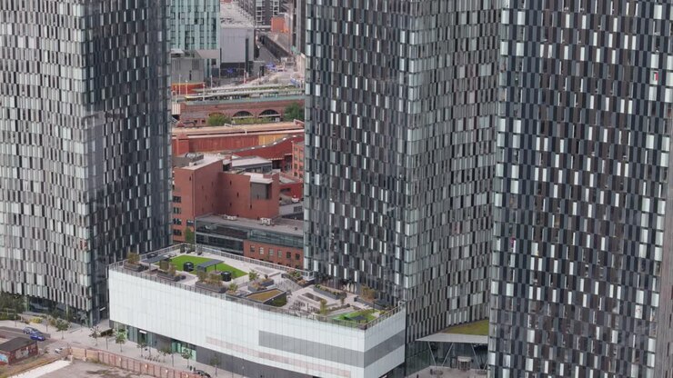 Vista aerea di Manchester Deansgate: grattacieli geometrici contemporanei nel centro città.