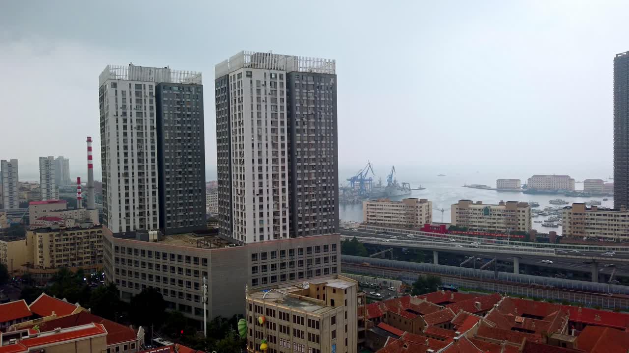 Cidade de Qingdao na China, porto industrial com vista para o mar, edifícios urbanos na Ásia.
