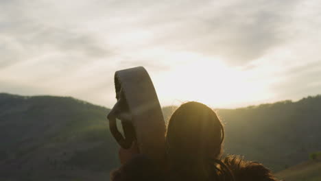 el chamán toca el panderete saludando el nuevo día en el valle al amanecer