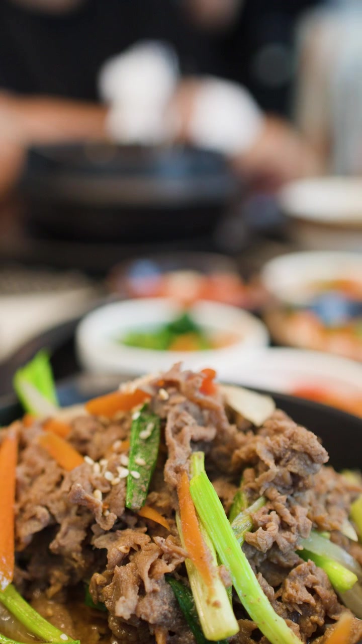 Close-up Daging Bulgogi Korea Disajikan dalam Wajan Panas