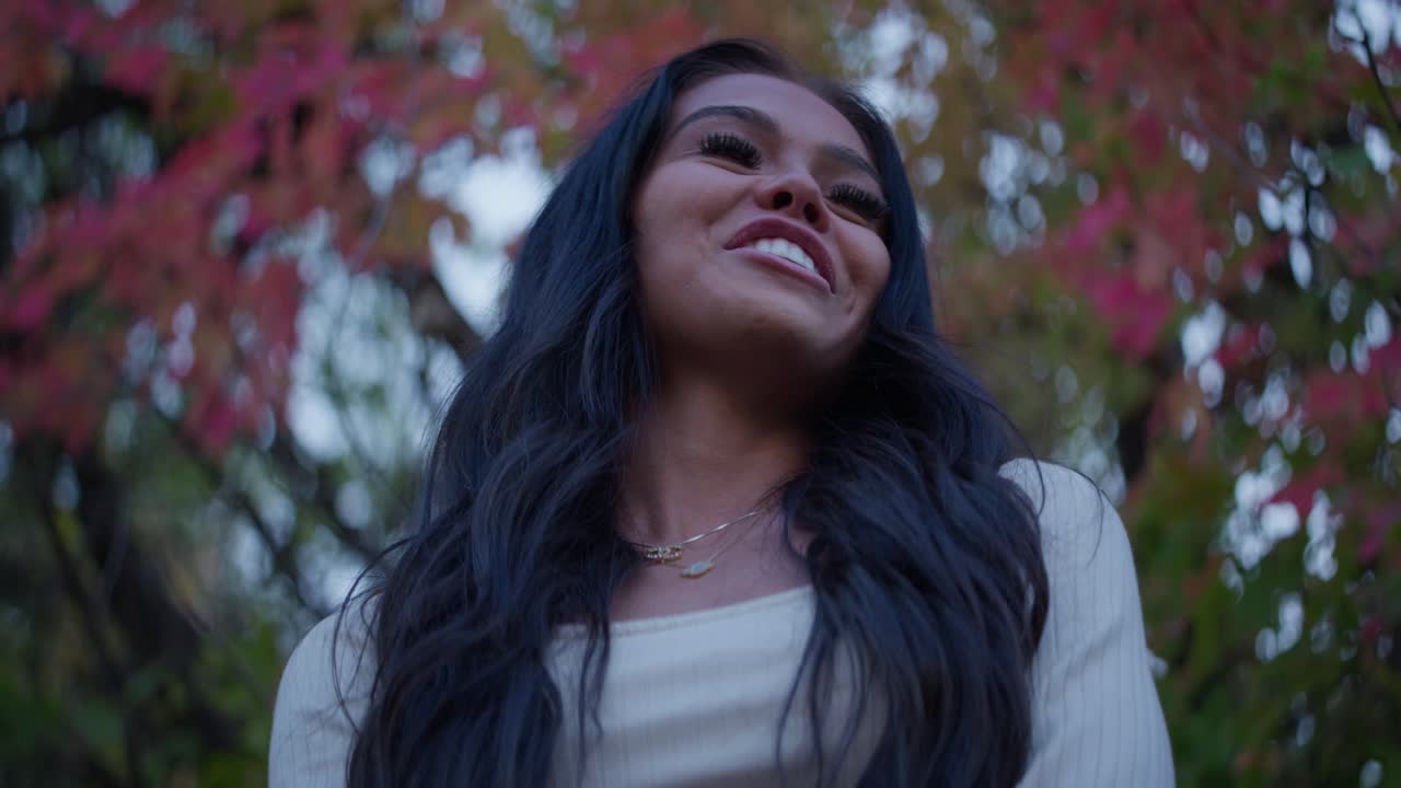 hermosa joven feliz mujer sonriente disfrutando de la naturaleza