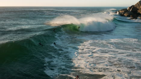 antena de un surfista en lladudno atrapando una gran ola y choca en ciudad del cabo, sudáfrica