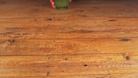 disparo detallado de un cóctel mojito bellamente presentado colocado en una mesa de madera en un restaurante