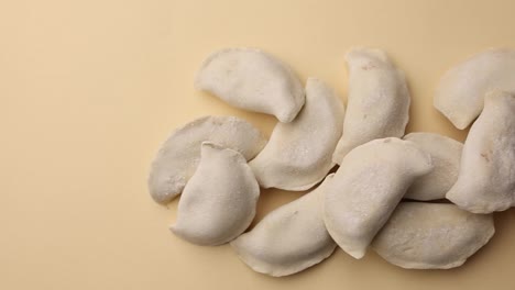 albóndigas congeladas sobre un fondo beige
