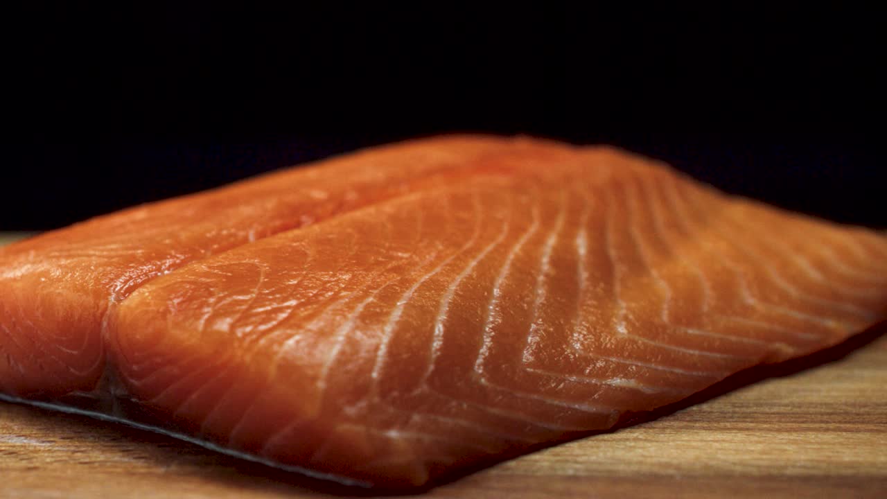 Filete de salmón crudo