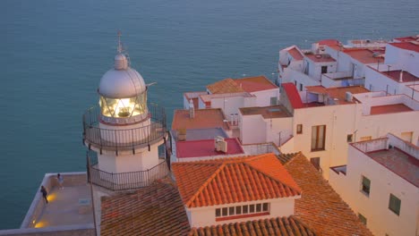 vista aérea del casco antiguo junto al mar en peñíscola, castellon capturada en una filmación de video de 1080p