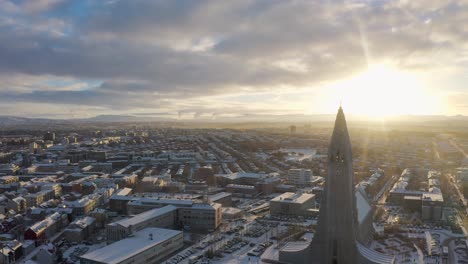 epicki wschód słońca w stolicy islandii ze słynnym kościołem hallgrímur, z lotu ptaka