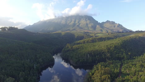 Toda-La-Vida-Circundante-Fluye-De-Este-Río