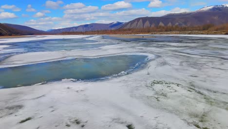 Un-Gran-Río-De-Montaña-Se-Descongela-Del-Hielo-En-Una-Primavera-Soleada-Desde-Un-Dron-De-4k