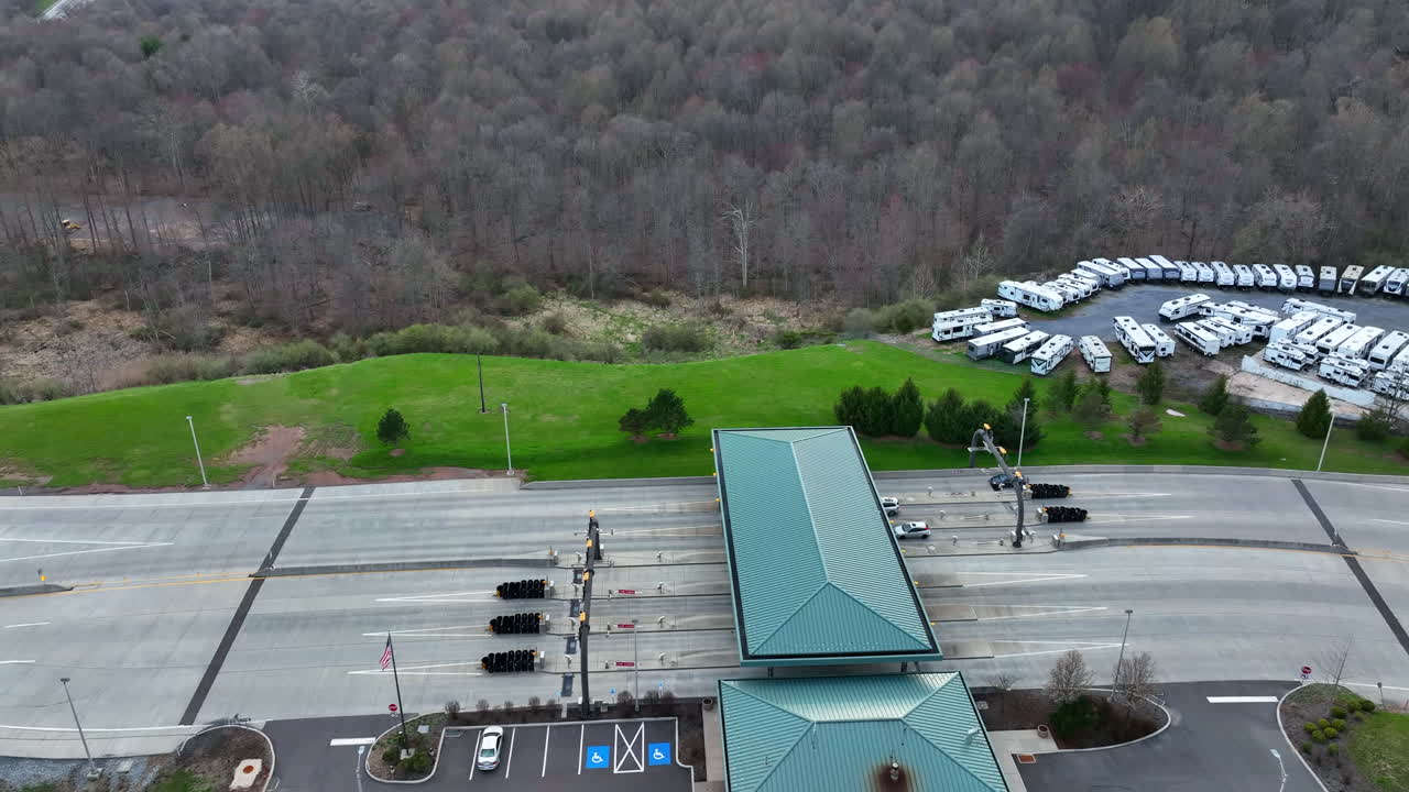 고속도로 턴파이크 여행을 위한 요금소 광장