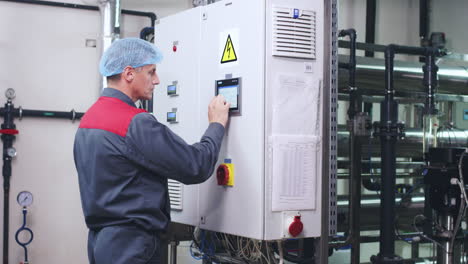 Pantalla-Del-Panel-De-Control-Del-Ingeniero-De-Fábrica.-Operador-Trabajando-Con-Ordenador-Industrial.