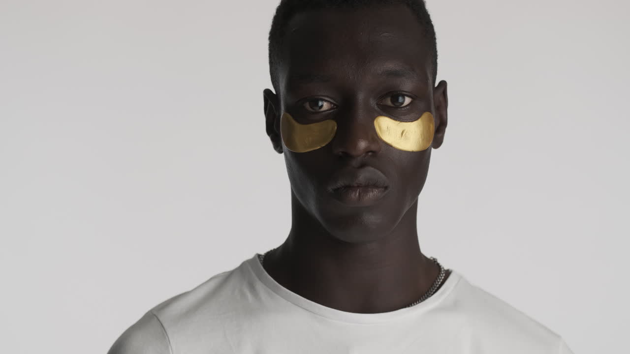 уверенный в себе афроамериканский мужчина на сером фоне.